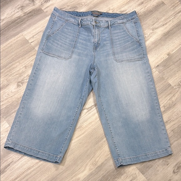 Torrid Women’s Crop Wide Leg Vintage Stretch High-Rise Light Wash Denim Jeans 24 - Picture 1 of 7